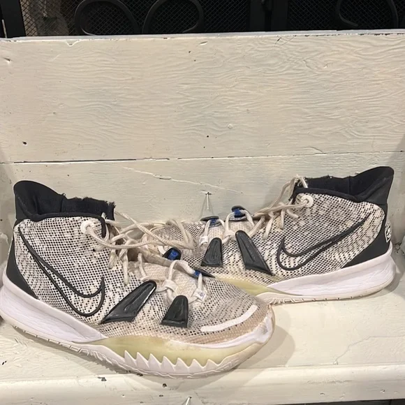 Nike Shoes Euc Nike Kyrie Brooklyn Beats Size Us Insoles